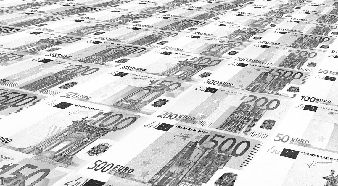 Eurobankjegyek kiterítve
