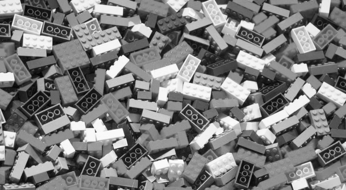 Szétszórt LEGO-kockák